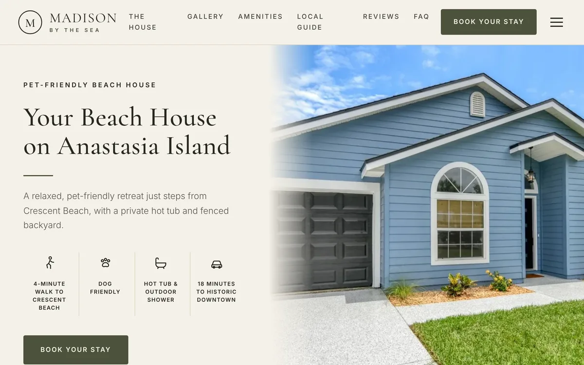 Vacation rental homepage with booking button and guest reviews